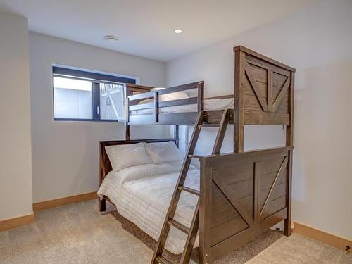 3522 Mckinley Beach Drive, Kelowna, BC - Indoor Photo Showing Bedroom