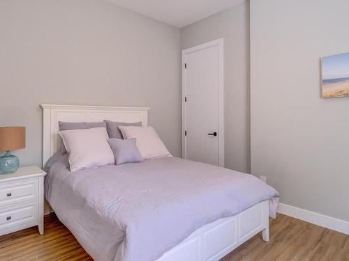 3522 Mckinley Beach Drive, Kelowna, BC - Indoor Photo Showing Bedroom