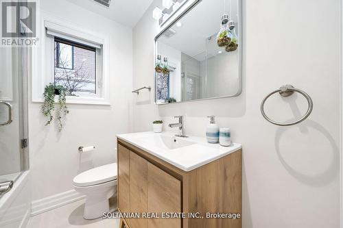 71 Centre Ave, Toronto, ON - Indoor Photo Showing Bathroom