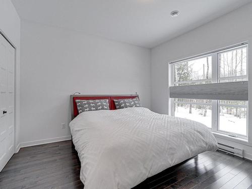Master bedroom - 102 111E Avenue, Saint-Hippolyte, QC - Indoor Photo Showing Bedroom