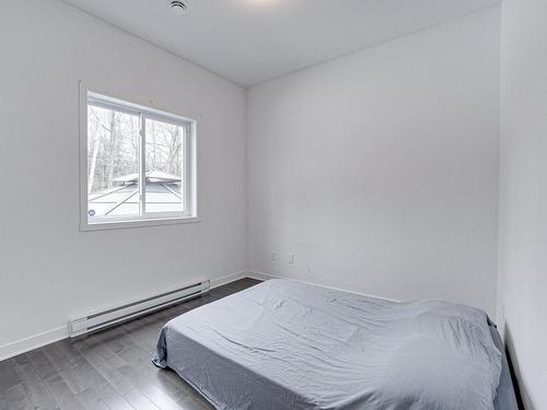 Bedroom - 102 111E Avenue, Saint-Hippolyte, QC - Indoor Photo Showing Bedroom