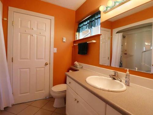 9-6432 Sunnybrae Canoe Point Road, South Shuswap, BC - Indoor Photo Showing Bathroom