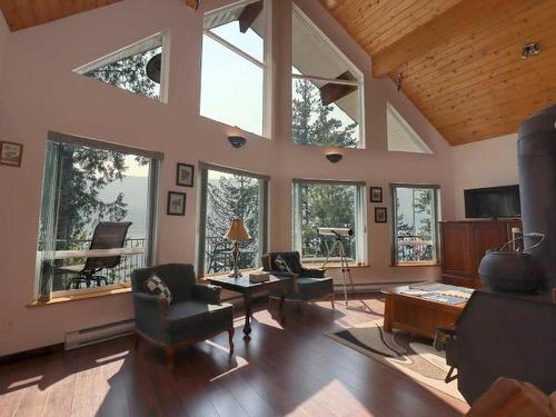9-6432 Sunnybrae Canoe Point Road, South Shuswap, BC - Indoor Photo Showing Living Room