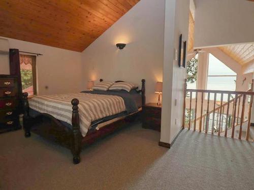9-6432 Sunnybrae Canoe Point Road, South Shuswap, BC - Indoor Photo Showing Bedroom