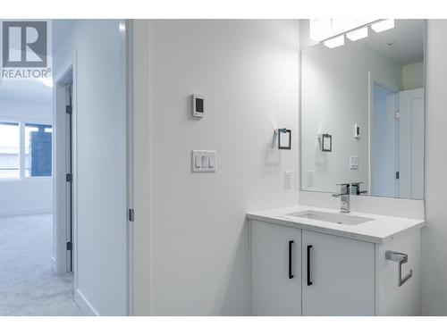 3434 Mckinley Beach Drive Unit# 105, Kelowna, BC - Indoor Photo Showing Bathroom