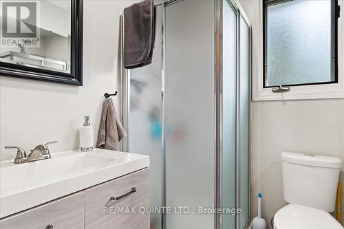102 Bishop Lane, Prince Edward County, ON - Indoor Photo Showing Bathroom