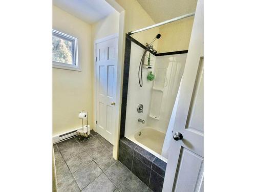 120 Burton Cross Road, Burton, BC - Indoor Photo Showing Bathroom