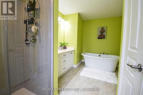 6018 Eaglewood Dr, Niagara Falls, ON - Indoor Photo Showing Bathroom