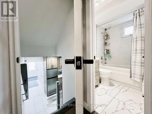 2258 Promenade Crt, Mississauga, ON - Indoor Photo Showing Bathroom