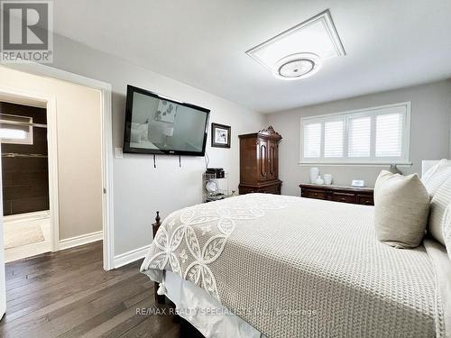 2258 Promenade Crt, Mississauga, ON - Indoor Photo Showing Bedroom