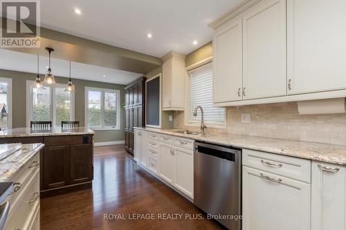 2175 Harcourt Cres, Mississauga, ON - Indoor Photo Showing Kitchen With Upgraded Kitchen