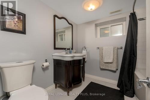 2175 Harcourt Cres, Mississauga, ON - Indoor Photo Showing Bathroom