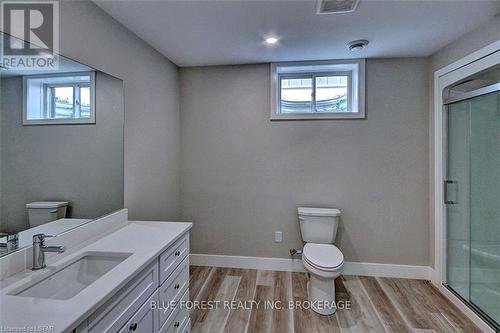 6731 Shaker Lane, Plympton-Wyoming, ON - Indoor Photo Showing Bathroom
