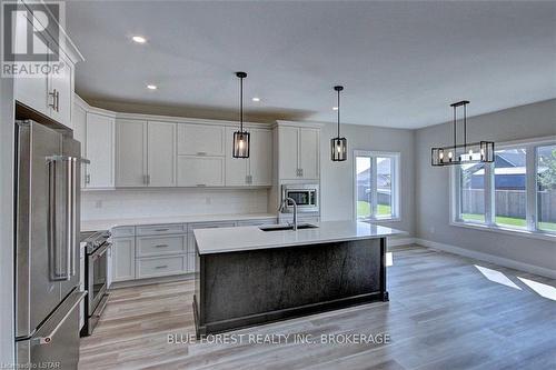 3584 Britt Boulevard, Plympton-Wyoming, ON - Indoor Photo Showing Kitchen With Upgraded Kitchen