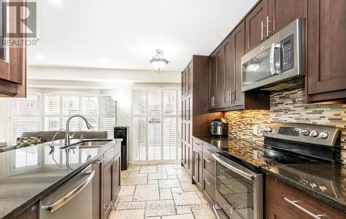 6150 Snowy Owl Cres, Mississauga, ON - Indoor Photo Showing Kitchen With Double Sink With Upgraded Kitchen