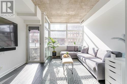 #211 -478 King St W, Toronto, ON - Indoor Photo Showing Living Room