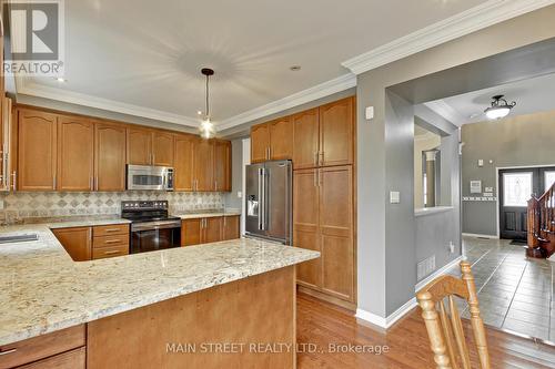 61 Button Cres, Uxbridge, ON - Indoor Photo Showing Kitchen With Double Sink With Upgraded Kitchen
