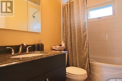 701 4Th Avenue, Raymore, SK - Indoor Photo Showing Bathroom