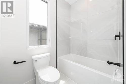 39-41 Laval Street, Ottawa, ON - Indoor Photo Showing Bathroom