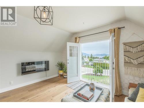309 Tanager Drive, Kelowna, BC - Indoor Photo Showing Living Room