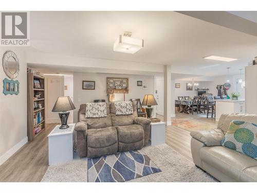 309 Tanager Drive, Kelowna, BC - Indoor Photo Showing Living Room