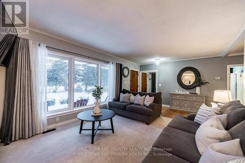 226 Angeline St N, Kawartha Lakes, ON - Indoor Photo Showing Living Room