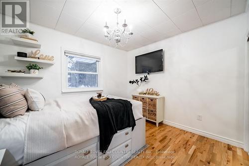 226 Angeline St N, Kawartha Lakes, ON - Indoor Photo Showing Bedroom