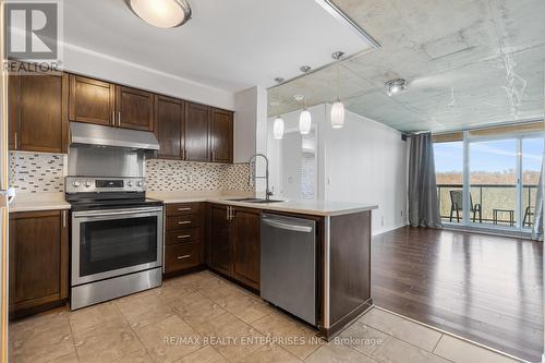 702 - 2545 Erin Centre Boulevard, Mississauga, ON - Indoor Photo Showing Kitchen With Upgraded Kitchen