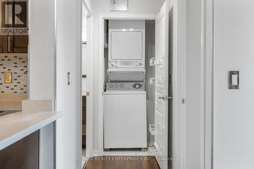 702 - 2545 Erin Centre Boulevard, Mississauga, ON - Indoor Photo Showing Laundry Room