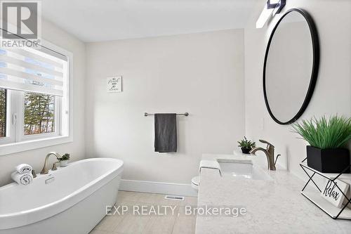 51 Elliott Street, Strathroy-Caradoc, ON - Indoor Photo Showing Bathroom