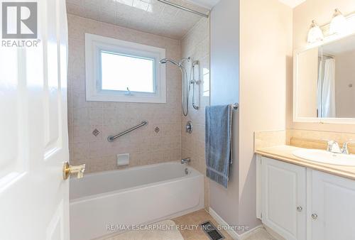 207 Montmorency Drive, Hamilton, ON - Indoor Photo Showing Bathroom