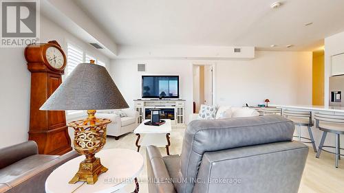 #405 -1 Hume St, Collingwood, ON - Indoor Photo Showing Living Room