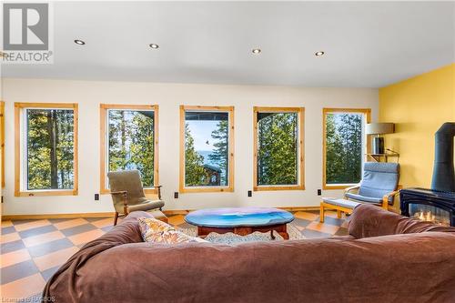 18 Cape Chin North Shore Road, North Bruce Peninsula, ON - Indoor Photo Showing Living Room