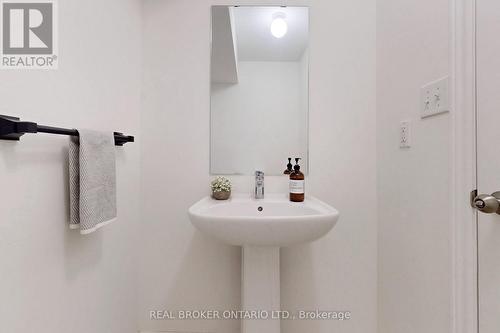 294 King Rd, Richmond Hill, ON - Indoor Photo Showing Bathroom