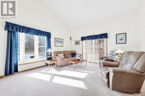 12599 Highway 41, Addington Highlands, ON - Indoor Photo Showing Living Room