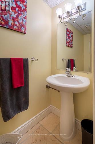 721 Courtland Pl, Burlington, ON - Indoor Photo Showing Bathroom