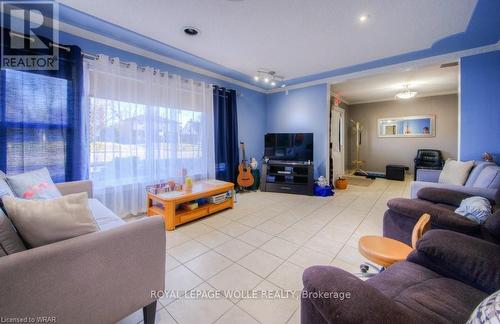 230 Highland Rd W, Kitchener, ON - Indoor Photo Showing Living Room