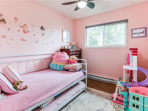 151 Cooper Pl, Parksville, BC - Indoor Photo Showing Bedroom