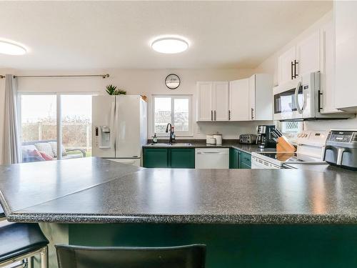151 Cooper Pl, Parksville, BC - Indoor Photo Showing Kitchen