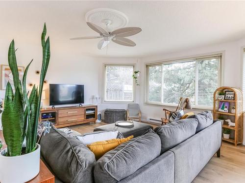 151 Cooper Pl, Parksville, BC - Indoor Photo Showing Living Room