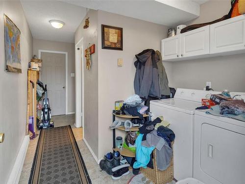 9-6089 Truesdale St, Duncan, BC - Indoor Photo Showing Laundry Room