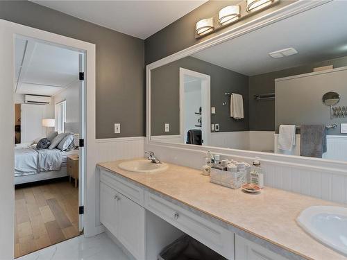 7295 Osborne Bay Rd, Duncan, BC - Indoor Photo Showing Bathroom