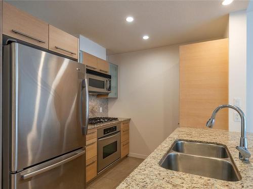 302-68 Songhees Rd, Victoria, BC - Indoor Photo Showing Kitchen With Double Sink