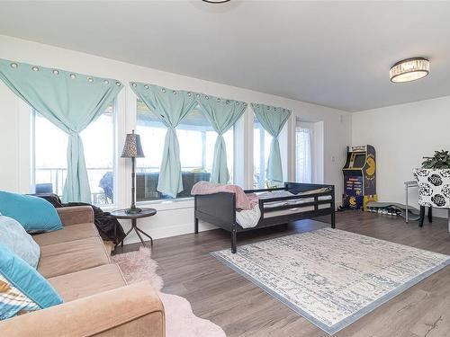 2576 Vista Bay Rd, Saanich, BC - Indoor Photo Showing Living Room