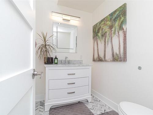 2576 Vista Bay Rd, Saanich, BC - Indoor Photo Showing Bathroom