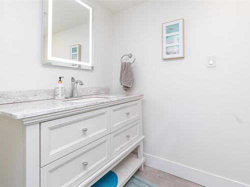2576 Vista Bay Rd, Saanich, BC - Indoor Photo Showing Bathroom