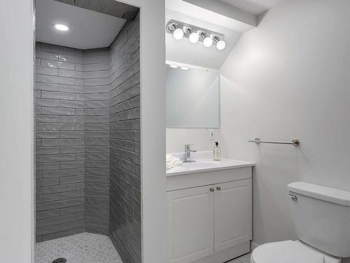 Bathroom - 5910 Rue Arthur, Brossard, QC - Indoor Photo Showing Bathroom