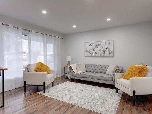 Living room - 5910 Rue Arthur, Brossard, QC - Indoor Photo Showing Living Room