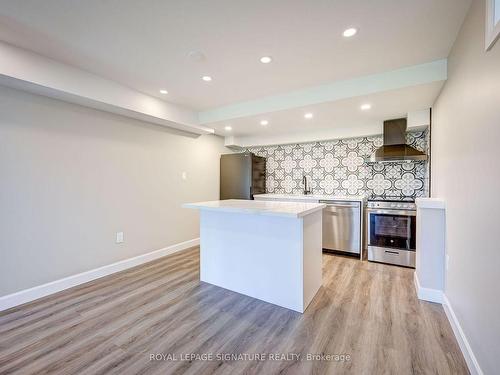 59B Hackwood Cres, Aurora, ON - Indoor Photo Showing Kitchen With Upgraded Kitchen