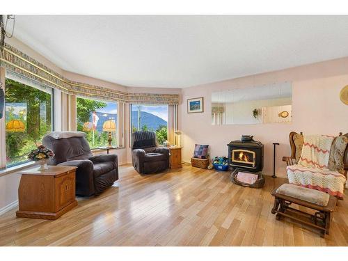 20 18 Street, Salmon Arm, BC - Indoor Photo Showing Living Room